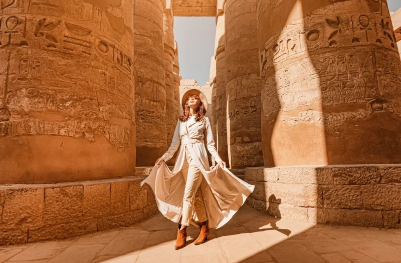 Una Donne nel Tampio di Karnak, egitto a natale