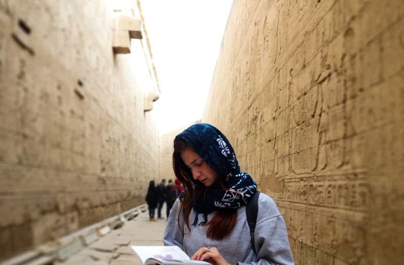 Una Donna nel Temoio di Edfu, vacanze in egitto a natale