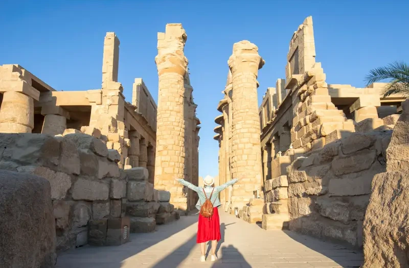 Una donna a Luxor, egitto a capodanno