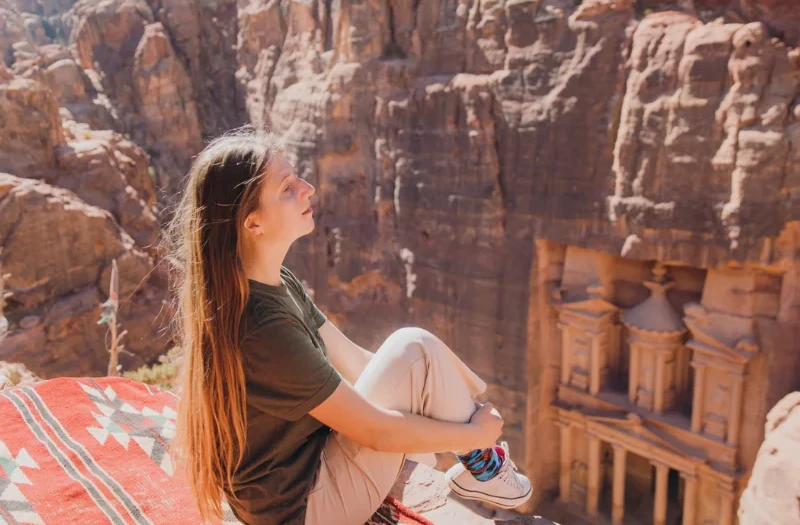 una donna a petra, tour egitto e petra