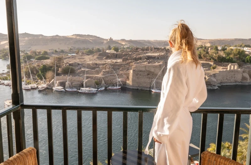 una donna a bordo di una crociera, tour egitto e petra