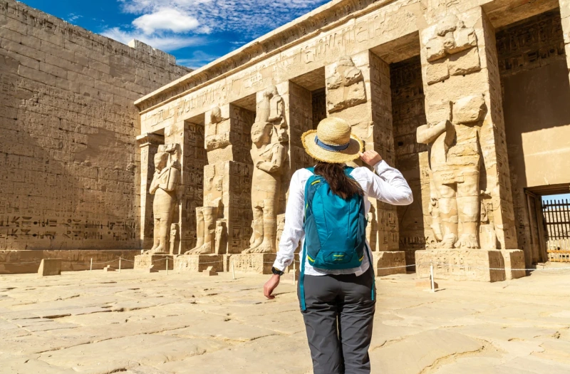Una donna a luxor, tour egitto e petra