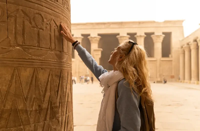 Una donna nel Tempio di Edfu, egitto e giordania