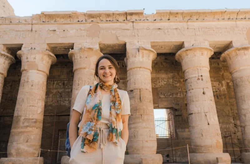 Una dona a Luxor, Hurghada Piramidi