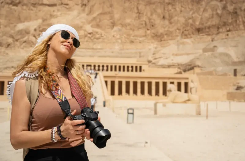 Una donna nrl Tempio di Hatshepsut, offerte egitto