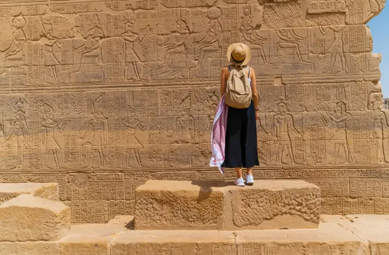 Donna nel Tempio di Philae, offerte pasqua egitto