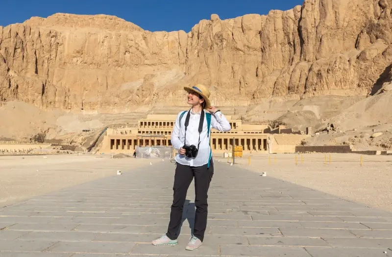 Una Donna nel Tempio di Hatshepsut, offerte pasqua egitto