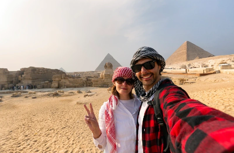 pareja tomándose en el Viaje a Egipto 8 días.