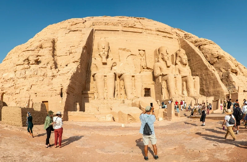 Turistas en Abu Simbel frente al templo de Abu Simbel