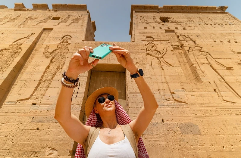 Mujer caminando en el Templo de Filae mientras un Viaje a Egipto en Navidad 