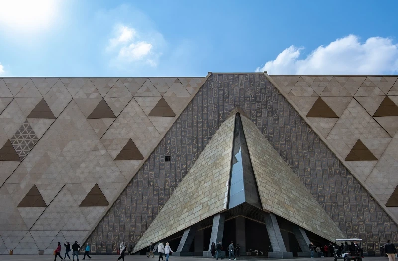 Fachada moderna del Gran Museo Egipcio cerca de las Pirámides.