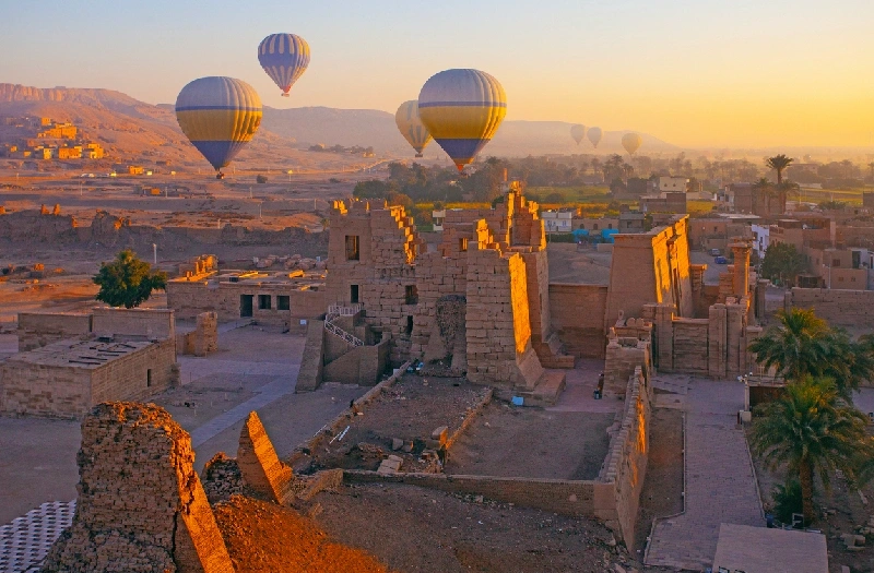 Globos sobre los templos de Luxor al amanecer.