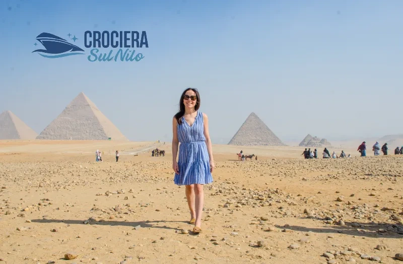 Una donna davanti alle piramidi, vacanze pasqua egitto