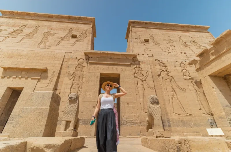 Una Donna nel Tempio di Philae, viaggi organizzati egitto