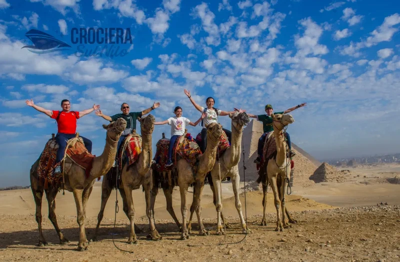 Una Famiglia sui Cammelli alle Piramidi, itinerario egitto 10 giorni