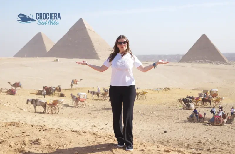 Donna alle Piramidi di Giza