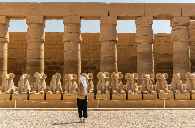 Donna al Tempio di Karnak