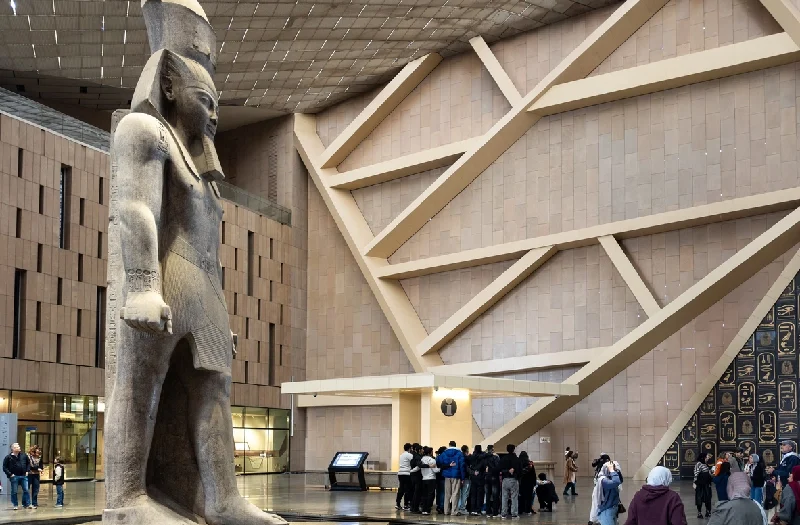 El Gran Museo Egipcio durante su visita en el viaje a Egipto con Abu Simbel