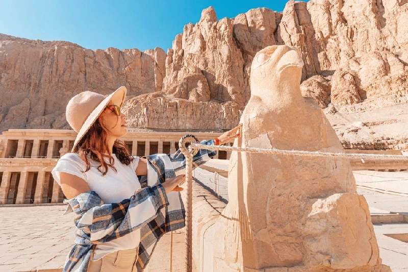 Templi Egizi, Una donna ad un tempio egitto