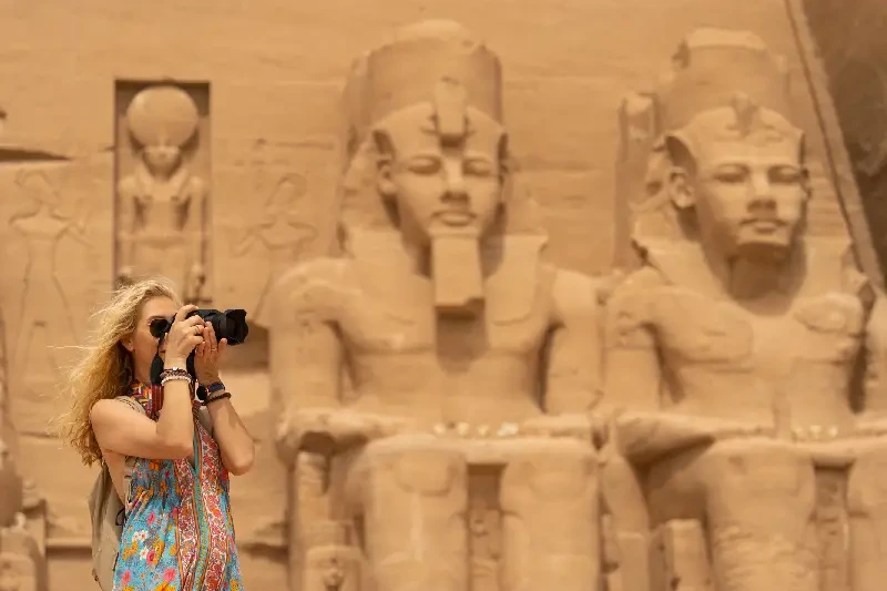 Temperatura in Egitto a Dicembre, una donna visita abu simbel