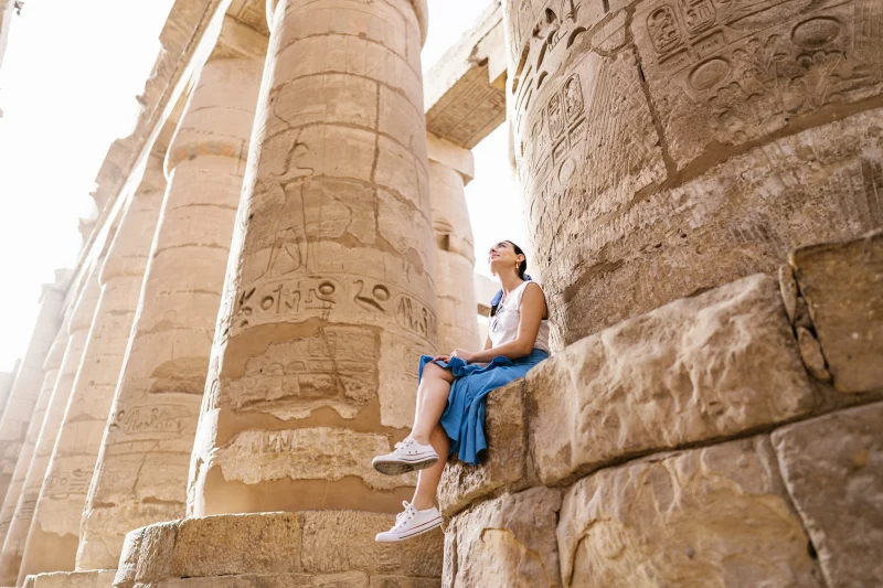 una donna a luxor, natale in egitto temperature