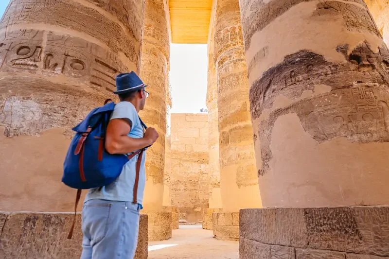 andare in egitto a dicembre, un uomo al tempio di luxor