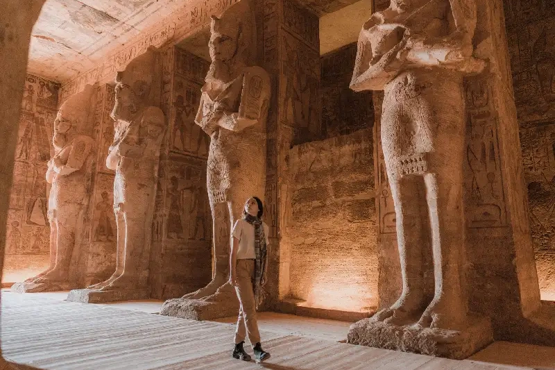 una donna visita abu simbel, cose da vedere in egitto