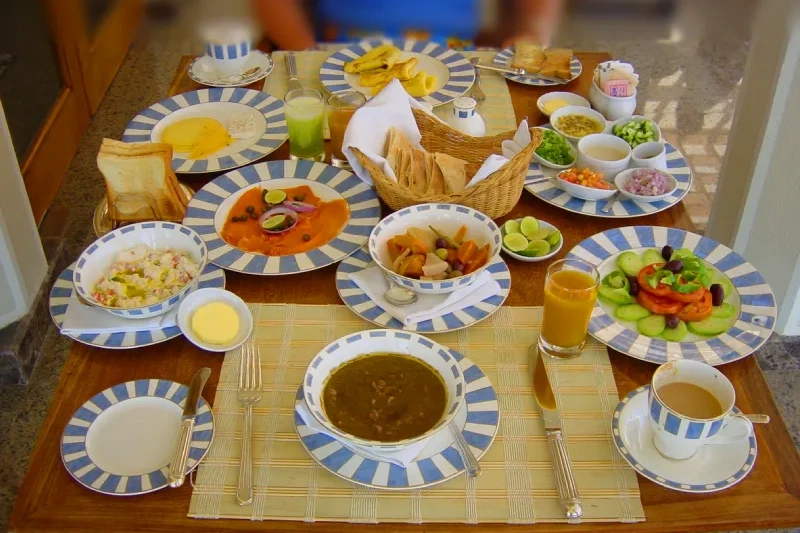 Un tavolo e` piena dei piatti egiziani, Colazione egiziana