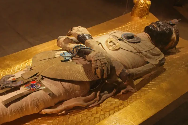 La mummia di uno degli antichi faraoni, Tombe egizie La mummia di uno degli antichi faraoni, Tombe egizie