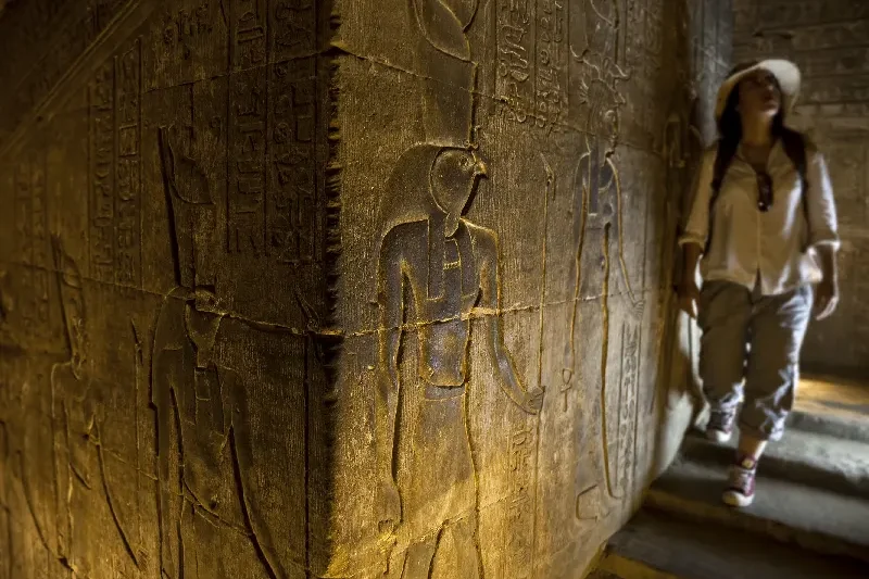 Una donna nella tomba egiziana, tombe egizie Una donna nella tomba egiziana, tombe egizie