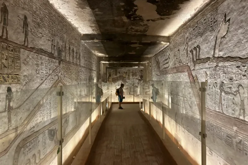 Un uomo vede una tomba egiziana, tombe egizie Un uomo vede una tomba egiziana, tombe egizie