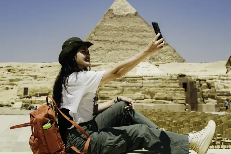 Donna che Scatta un Selfie, egitto ad aprile