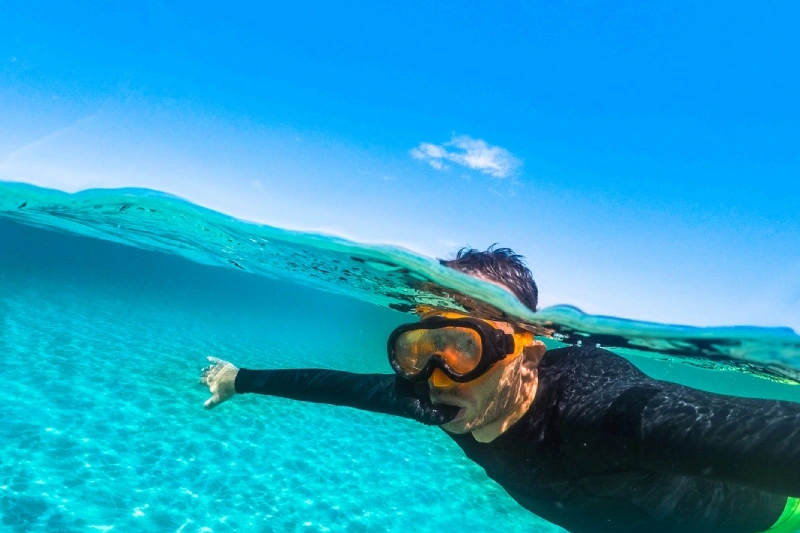 Uomo che Fa Snorkeling nel Mar Rosso, meglio sharm o hurghada