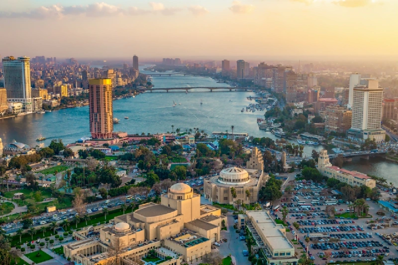 Panorama del paisaje urbano de El Cairo tomado durante la puesta de sol desde la famosa Torre de El Cairo, El Cairo, Egipto