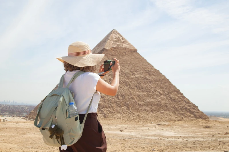 Una viajera mundial visita la pirámide de Keops, Kefrén y Micerinos.