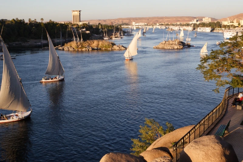 Barcos tradicionales navegando por el río Nilo en Asuán, Egipto