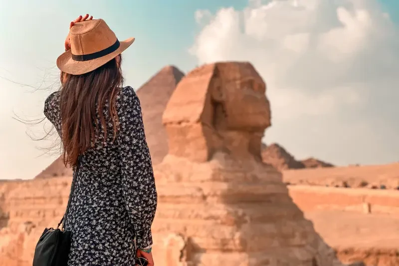 Una donna davanti a Sfinge, temperature egitto dicembre