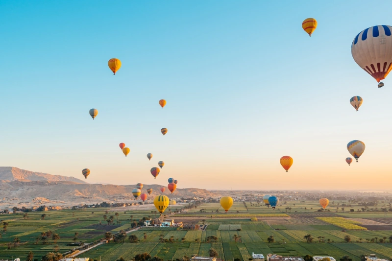 Globos aerostáticos volando en el aire en Luxor, Egipto.