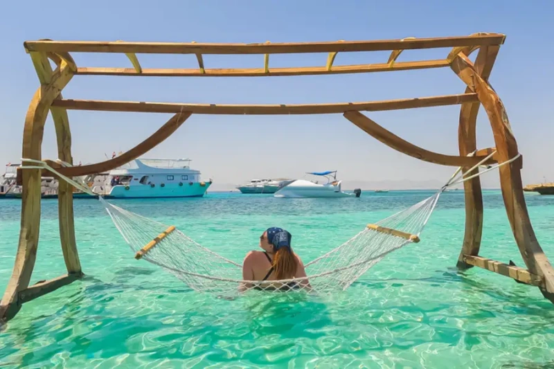 Una Donna nel Mare in Egitto, si può fare il bagno in egitto a dicembre