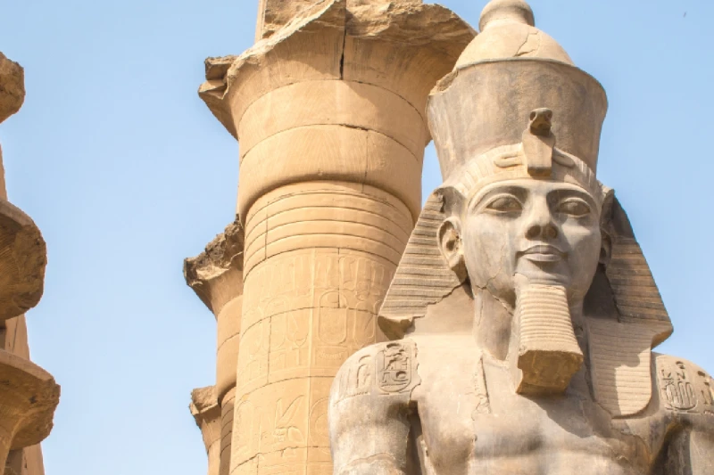 Detalle de una escultura de Ramsés II en el templo de Luxor, en Egipto