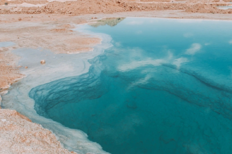 Sereno lago salado bajo tenues nubes en el oasis de Siwa, Egipto.