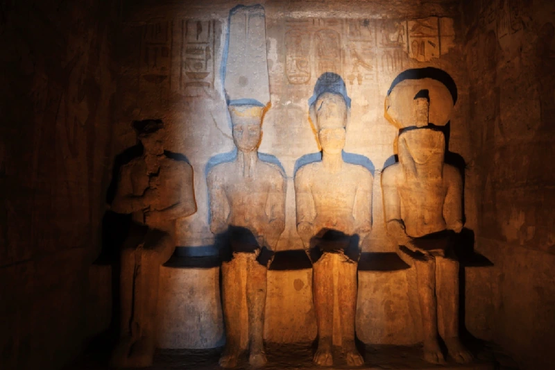 El faraón Ramsés II y la reina, el dios de la oscuridad y la estatua del águila en las ruinas del templo de Abu Simbel, Egipto.