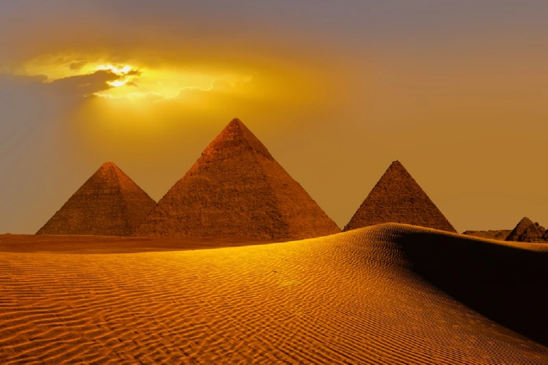 El Ojo del dios Ra - Complejo de Pirámides de Giza al atardecer - El Cairo, Egipto