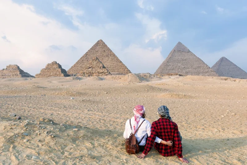 coppia davanti le piramedi, egitto a dicembre dove andare