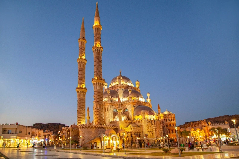La mezquita Al Sahaba brilla al atardecer, Sharm el Sheikh.