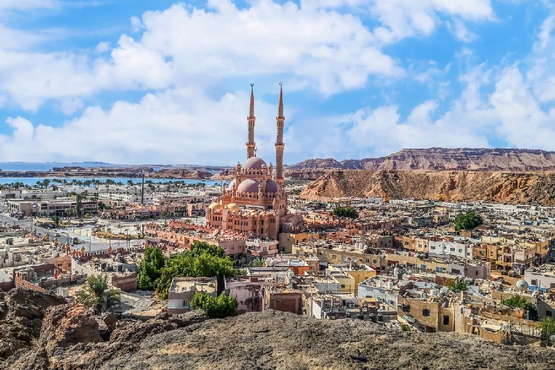 Vista panorámica de Sharm el Sheikh con la mezquita Al Sahaba y las montañas del Sinaí al fondo.