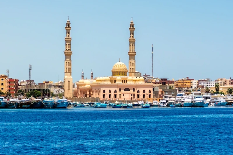 Vista panorámica de Hurghada con el mar Rojo, barcos y la gran mezquita al fondo.