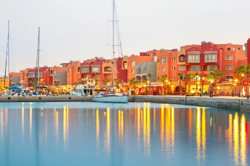 Marina turística de Hurghada con yates y reflejos de luz en el agua.