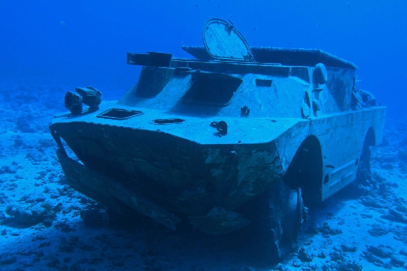 Vehículo hundido en el fondo marino del mar Rojo, popular sitio de buceo en Egipto.