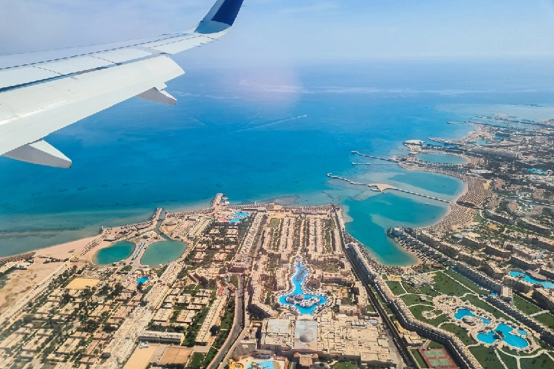 Vista aérea de Hurghada y la costa del mar Rojo tomada desde un avión.